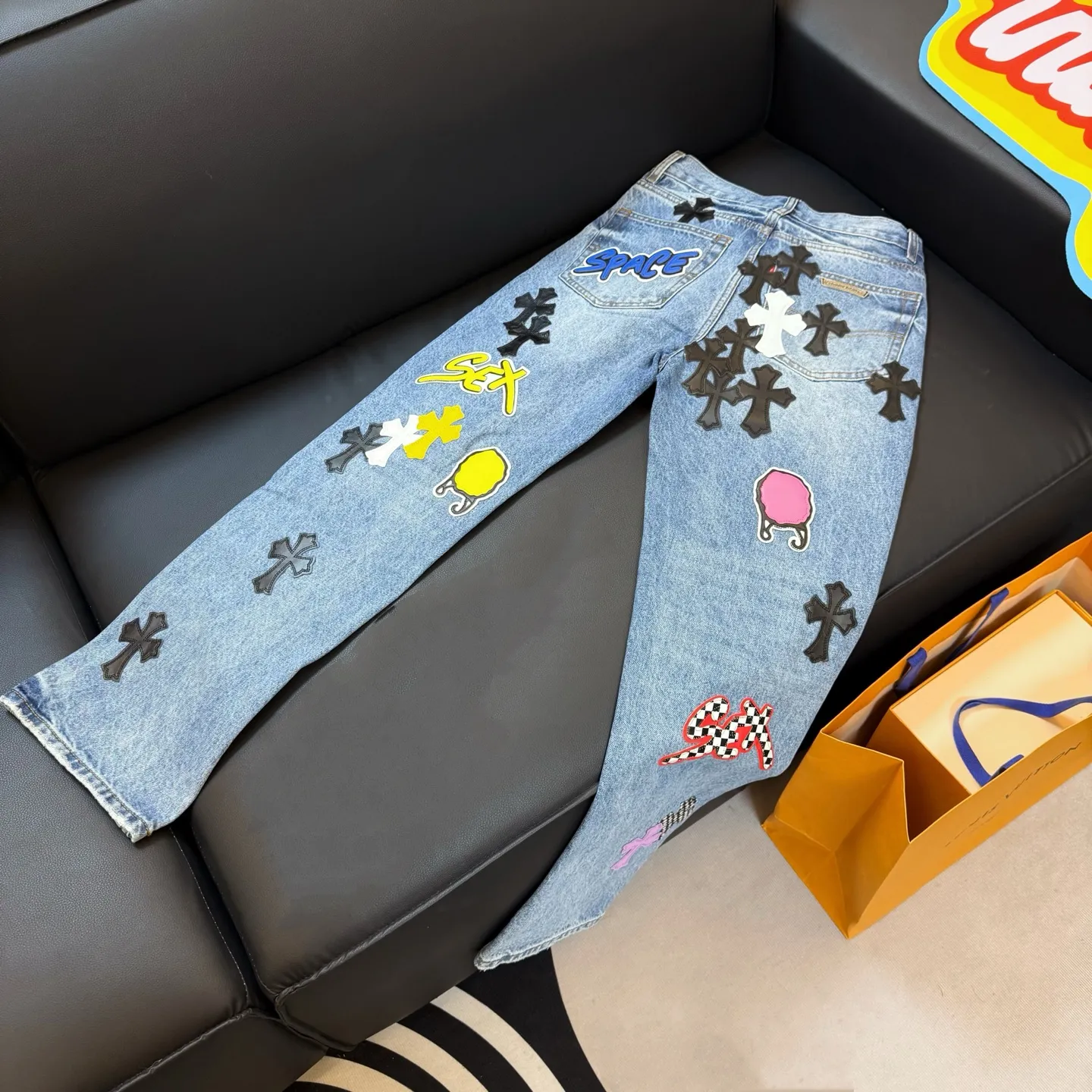 P330 model number: D334 ChromeHearts graffiti leather cow king color #washed blue size #28-36 (s m l xl xxl) S waist 77 hip 102 trouser length 102 trouser opening 20 M waist 81 hip 106 trouser length 104 trouser opening 21 L waist 85 hip 110 trouser length 106 Cuff 21.5
